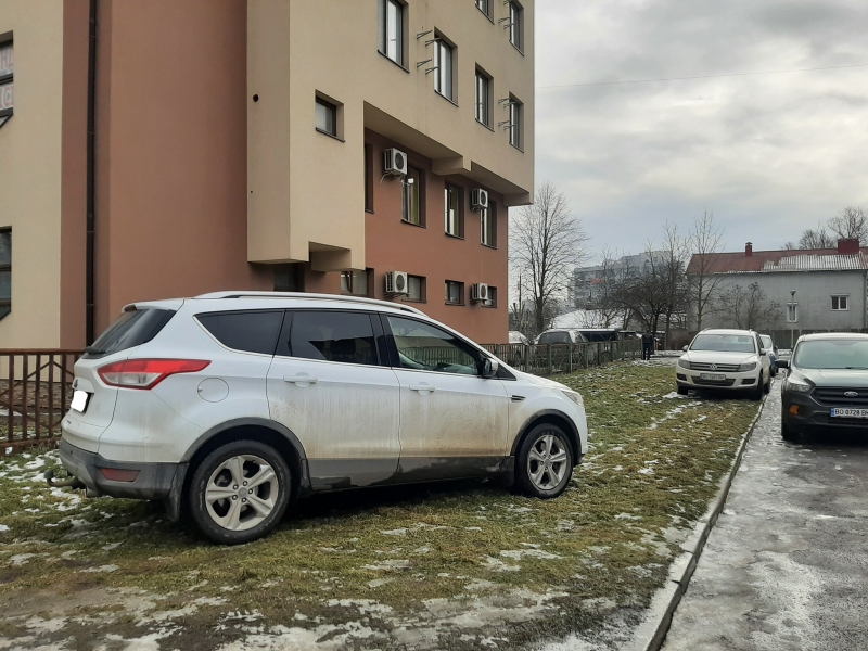 У Тернополі автівку залишили просто на газоні під школою (фотофакт)