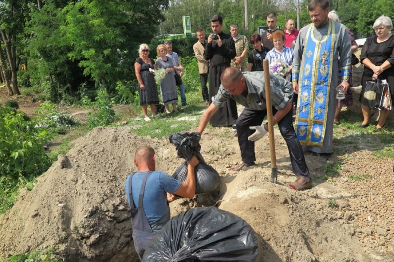 На Микулинецькому кладовищі похоронили рештки солдат батальйону «Збруч», які три роки тому згоріли у степу (фото)