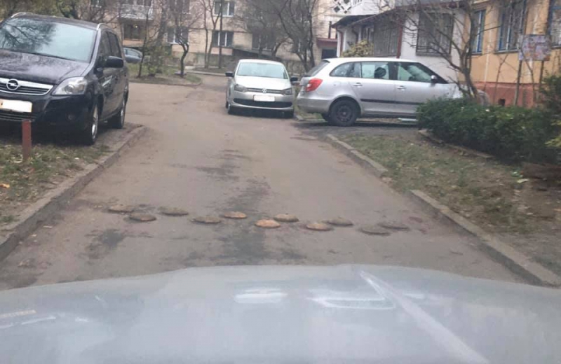 У Тернополі люди самотужки облаштували обмежувачі швидкості