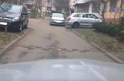 У Тернополі люди самотужки облаштували обмежувачі швидкості