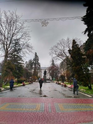 У центрі Тернополя облaштовують cвяткову ілюмінaцію