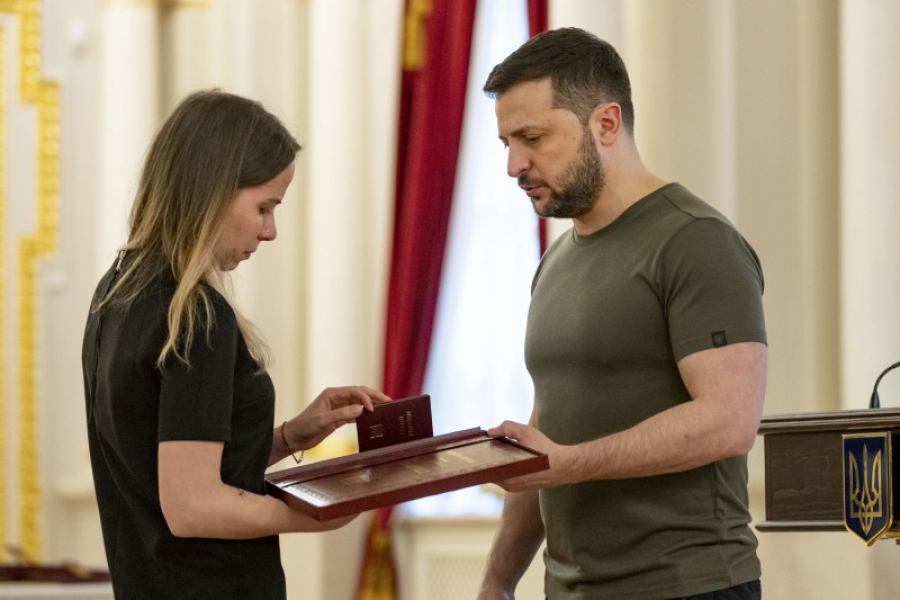 Президент вручив орден “Золота зірка” сестрі загиблого військового з Тернопільщини