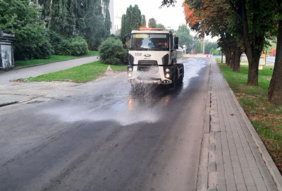 У спекотні дні на дорогах Тернополя працюють поливальні машини
