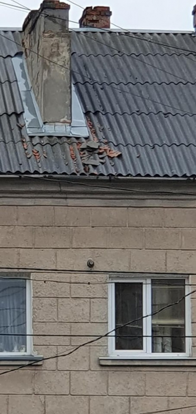 У Тернополі комин будівлі обсипається над головами людей (фотофакт)