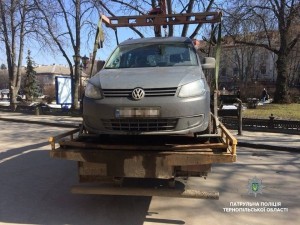 П&#039;яний водій вирішив припаркуватися прямо на Театральному майдані Тернополя