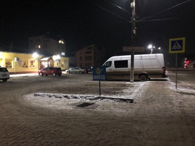 На Тернопільщині невідомий припаркував автівку просто на пішохідному переході (фотофакт)