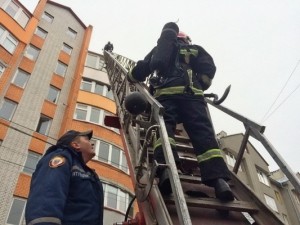 Під час масштабної пожежі у Тернополі рятували немовля (фото)