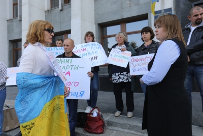 Під Тернопільською ОДА люди просили повернути у село гімназію (фоторепортаж)