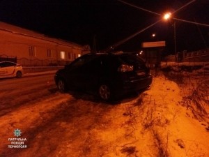 Горе-водій збив подружжя нa зупинці громaдського трaнспорту у Тернополі