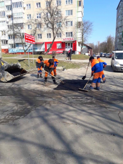 У Тернополі проводять ямковий ремонт доріг