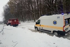 На Тернопільщині у сніговому заметі опинився автомобіль екстреної медичної допомоги