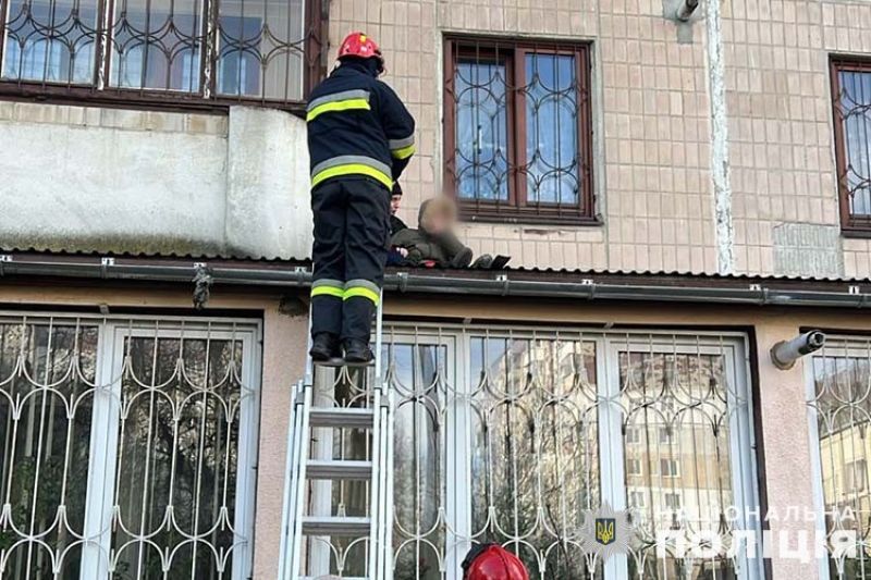 У Тернополі з вікна третього поверху випав хлопчик