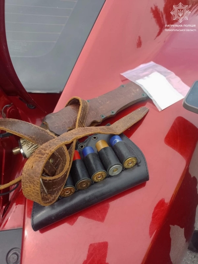 Наркотики та холодну зброю виявили поліцейські в автомобілі мешканця Тернопільщини