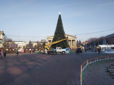 Свята позаду: головну ялинку Тернополя вже демонтують (фотофакт)