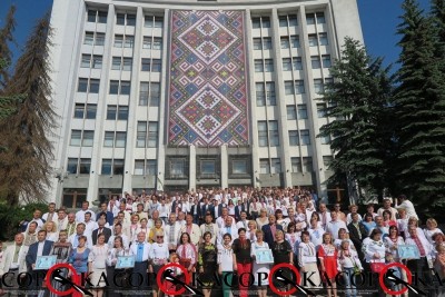 У Тернополі встановили унікальний вишиваний рекорд за участю сотні депутатів (фото)