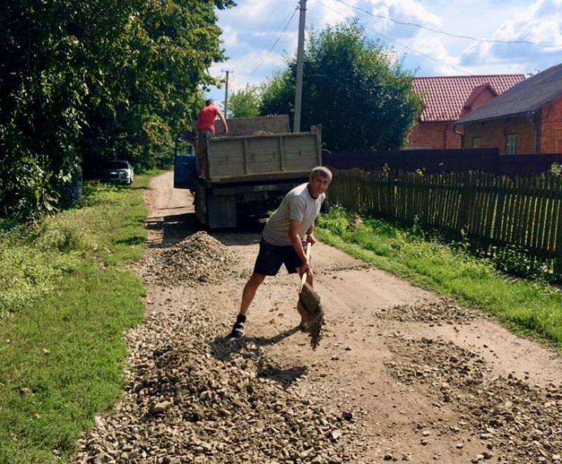 Втомилися чекати: на Тернопільщині люди самотужки зробили ямковий ремонт