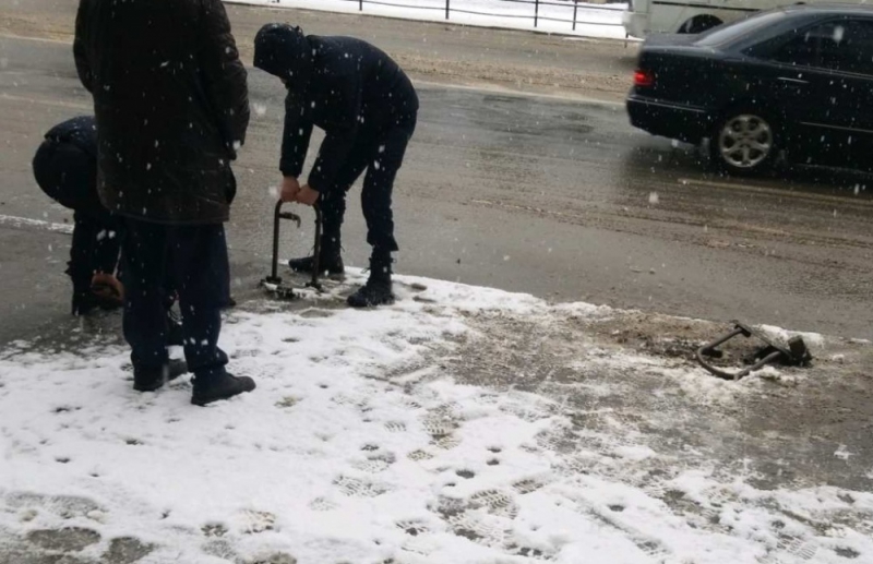 У центрі Тернополя демонтували незаконні паркувальні бар&#039;єри