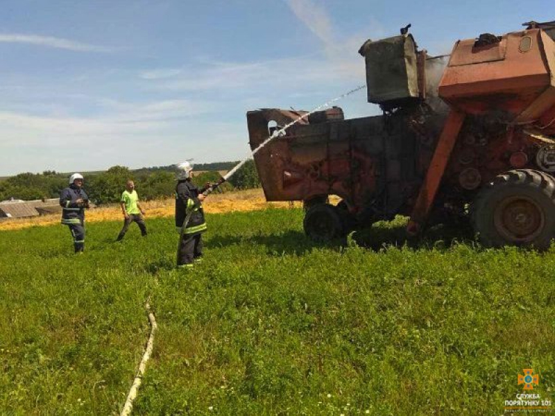 У полі на Тернопільщині загорівся комбайн