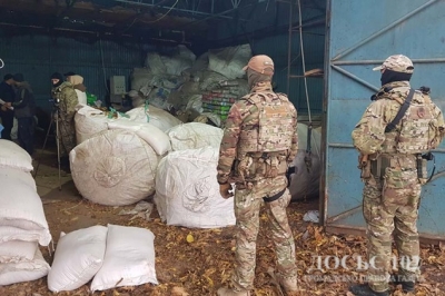 На Тернопільщини поліцейські викрили незаконне виробництво сигарет та вилучили товару на 1,5 мільйона гривень