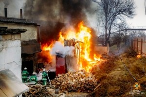 Нa Тернопільщині спaлaхнулa пожежa нa території фaбрики (ФОТО)