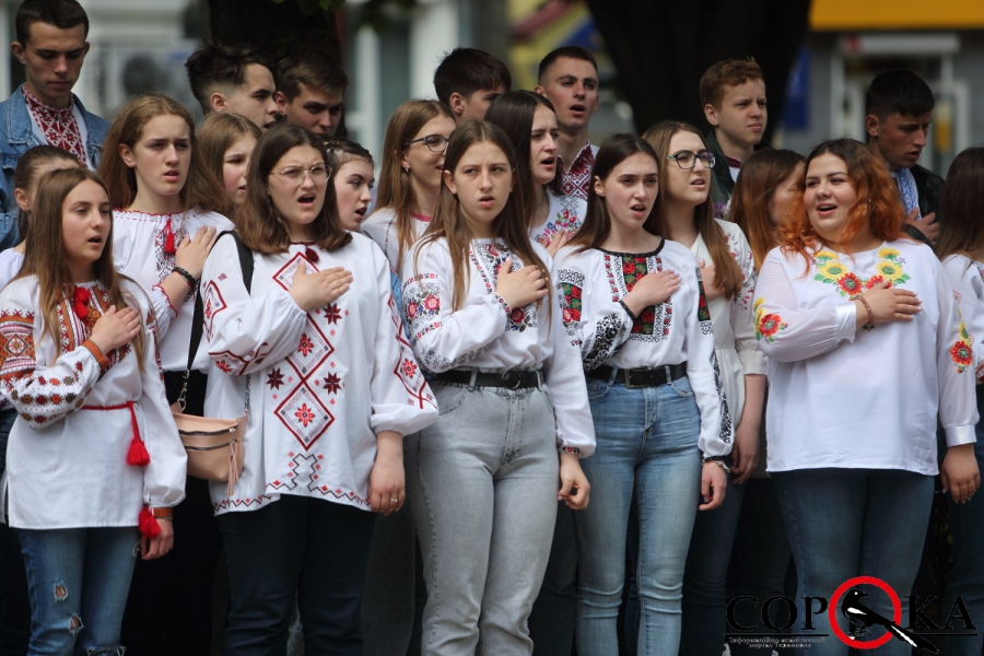 У центрі Тернополя пролунав останній дзвоник для випускників мистецького коледжу (фоторепортаж)