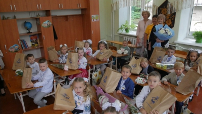 Понад 600 першокласників на Бучаччині отримали подарунки від Петра Гадза (фото)
