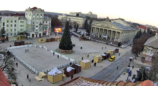 Ковзанка посеред площі - новорічно-різдвяне доповнення тернопільської ялинки (ФОТО)
