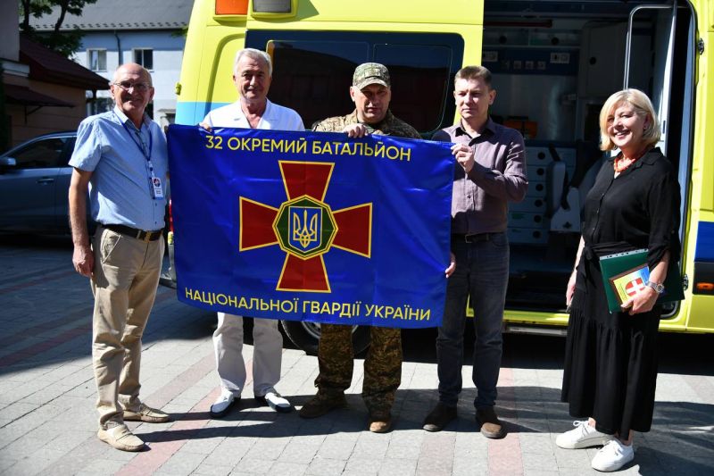 Тернопільська обласна клінічна лікарня передала реанімобіль військовослужбовцям