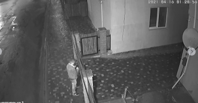 На Тернопільщині чоловіка, який намагався зайти на чужі подвір’я, зафіксувала камера (відео)