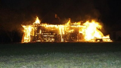 Через дитячі пустощі на Тернопіллі майже дотла згоріла господарська будівля