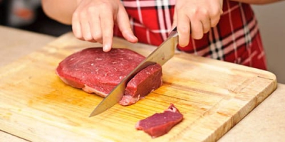 У Тернополі чоловік травмувався, нарізаючи м’ясо