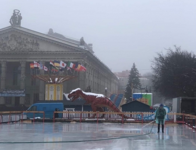На головній площі Тернополя заливають ковзанку (фотофакт)