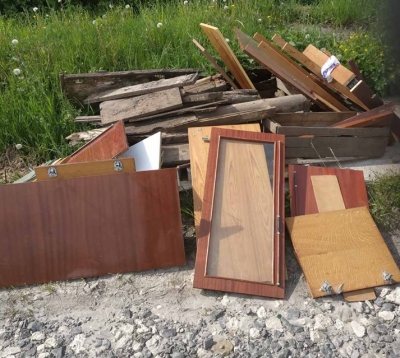 У місті на Тернопільщині старі меблі викинули посеред вулиці