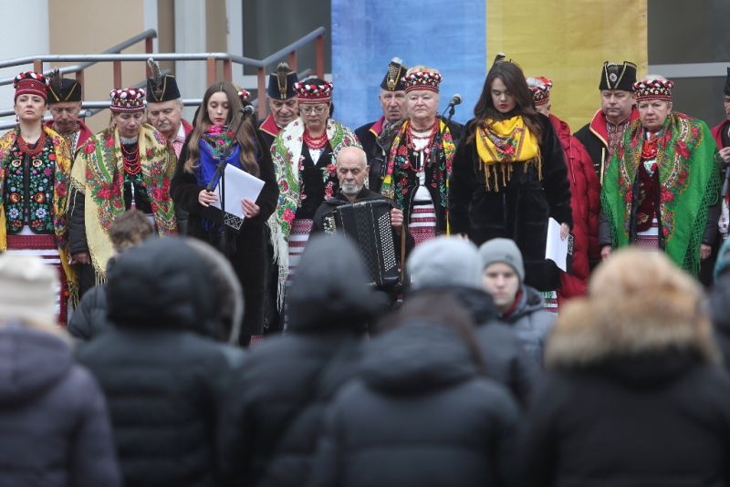 З нагоди Дня Соборності у центрі Тернополя розгорнули величезний стяг (фоторепортаж)