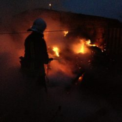 Вночі неподалік Тернополя загорівся автомобіль з дровами