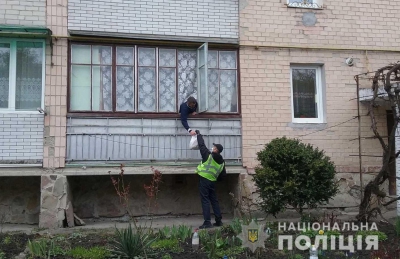 На Тернопільщині чоловікові, який перебуває на самоізоляції, допомогли поліцейські