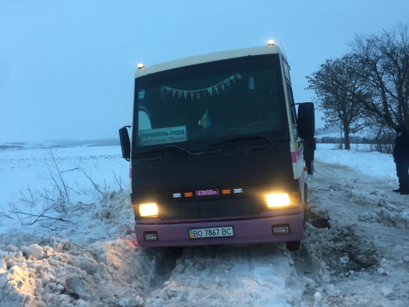 На Тернопільщині люди витягували автобус з кучугур снігу (фото)