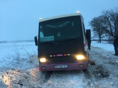 На Тернопільщині люди витягували автобус з кучугур снігу (фото)