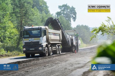 Дороги Тернопільщини ремонтують у дві зміни
