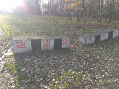 У тернопільському парку намалювали свастику (фотофакт)