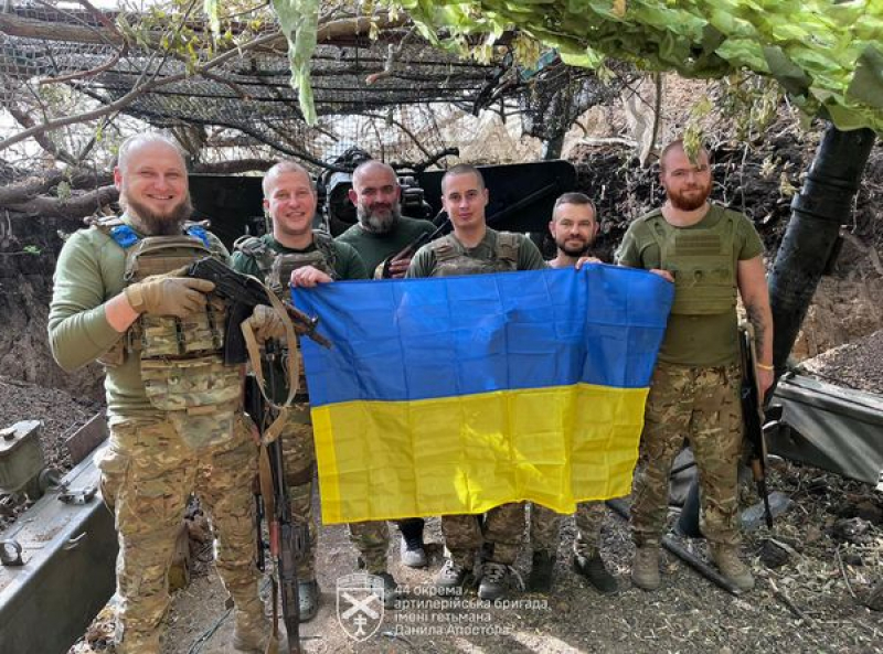 Воїни тернопільської 44-ї бригади привітали українців з Днем Прапора