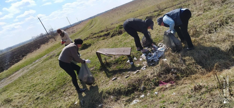 На Тернопільщині вчителі прибрали довкілля (фотофакт)