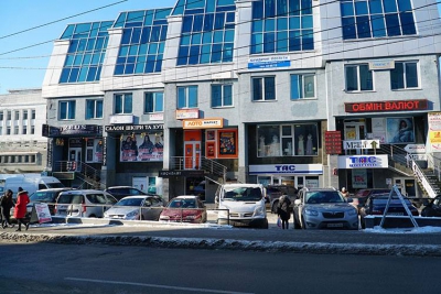 Серед білого дня у центрі Тернополя двоє нападників пограбували приміщення Національної лотереї