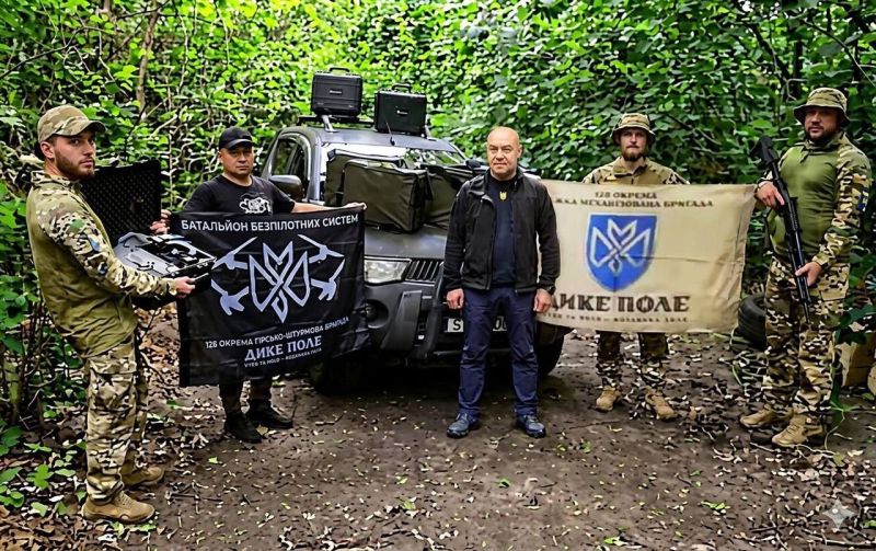 Сергій Надал від Тернополя на фронті передав воїнам 128-ї бригади «Дике Поле» позашляховик, квадрокоптери та зарядні станції