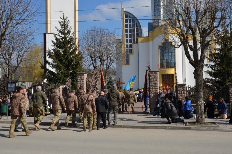 У Чорткові навколішки зустріли загиблого Героя Чілікіна Сергія