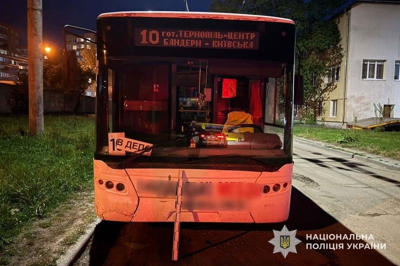 У Тернополі під час екстреного гальмування тролейбуса травмувалася жінка