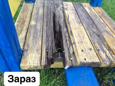 У мережі показали занедбаний дитячий майданчик у центрі міста на Тернопільщині