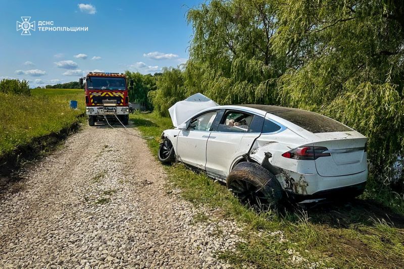 На Тернопільщині Tesla злетіла у ставок
