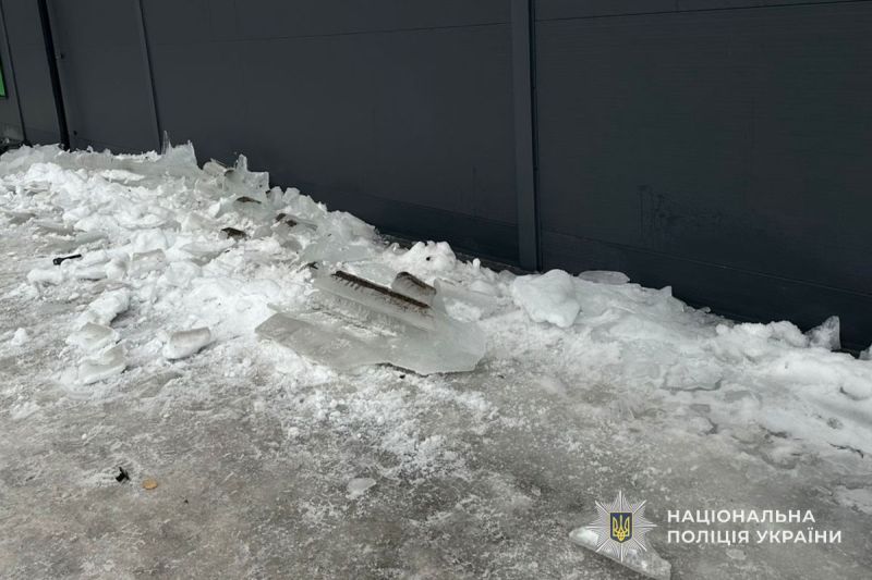 На Тернопільщині внаслідок падіння льодяної брили травмувався 8-річний хлопець