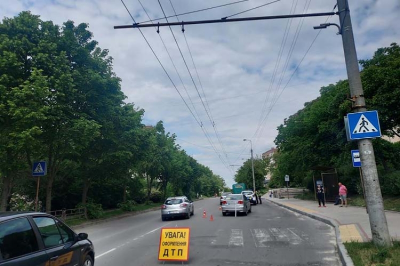 На пішохідному переході у Тернополі водійка іномарки збила 13-річну дівчину